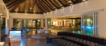 Casa Luna Llena by Luxe Haus™ – Butlered Villa, Staff, Pool, Jacuzzi, Golf Carts