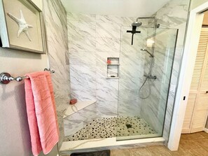 Badewanne, Haartrockner, Handtücher