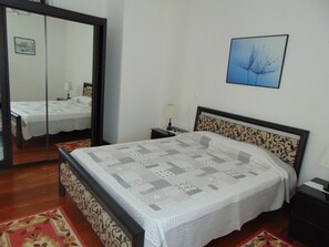 2 Schlafzimmer, Schreibtisch, schallisolierte Zimmer