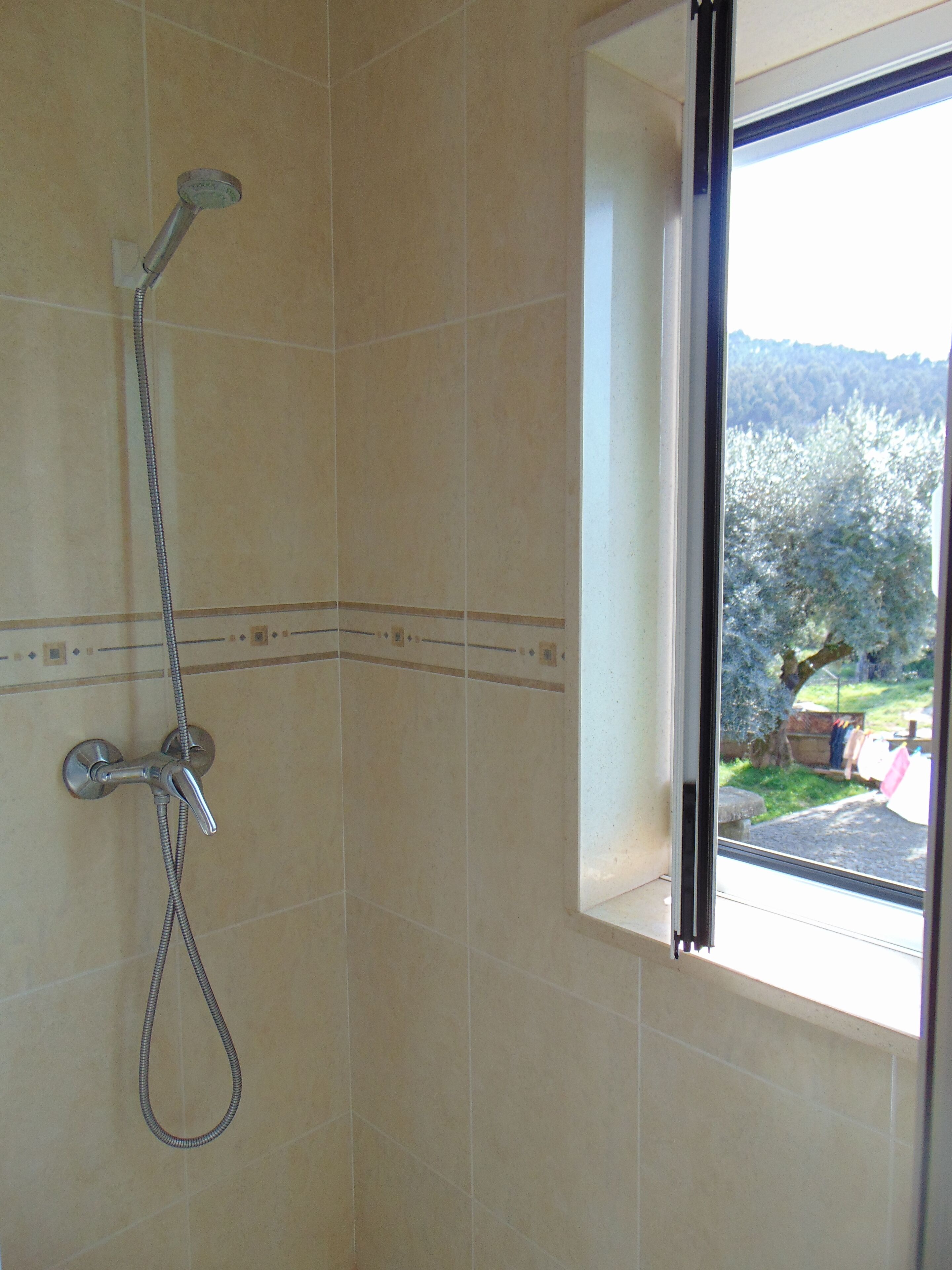 Douche, sèche-cheveux, bidet, serviettes fournies