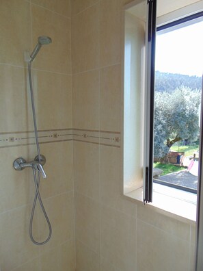 Douche, sĂšche-cheveux, bidet, serviettes fournies