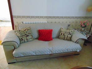 Fernseher, Bücher, Videothek, Stereoanlage