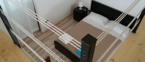 2 室のベッドルーム、アイロン / アイロン台、ベッドシーツ、車椅子でアクセスできる設備