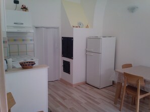 Fridge, stovetop, coffee/tea maker, cookware/dishes/utensils - Holiday apartment in the center of Trani (Trani)