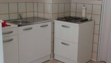 Kühlschrank, Herdplatte, Wasserkocher mit Kaffee-/Teezubehör