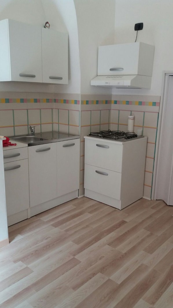 Kühlschrank, Herdplatte, Wasserkocher mit Kaffee-/Teezubehör