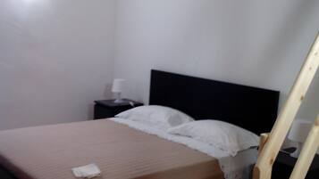 2 bedrooms, iron/ironing board, bed sheets, wheelchair access