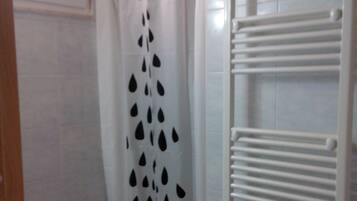 Ducha, secador de pelo, bidé y toallas