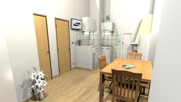 Una cocina compacta con zona de comedor, que incluye una mesa y sillas de madera, un refrigerador pequeño y un microondas.