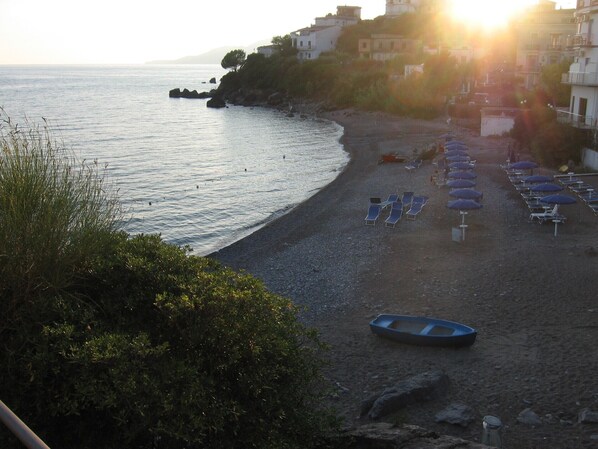 Beach towels - At home near the Tyrrhenian Sea looking for Ulysses - A casa di Ulisse (Villammare di Vibonati)