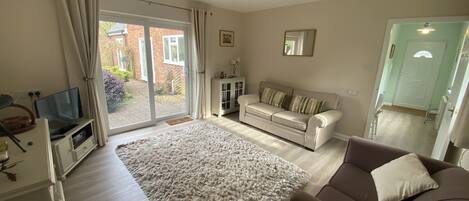 TV, lettore DVD, libri, videoteca