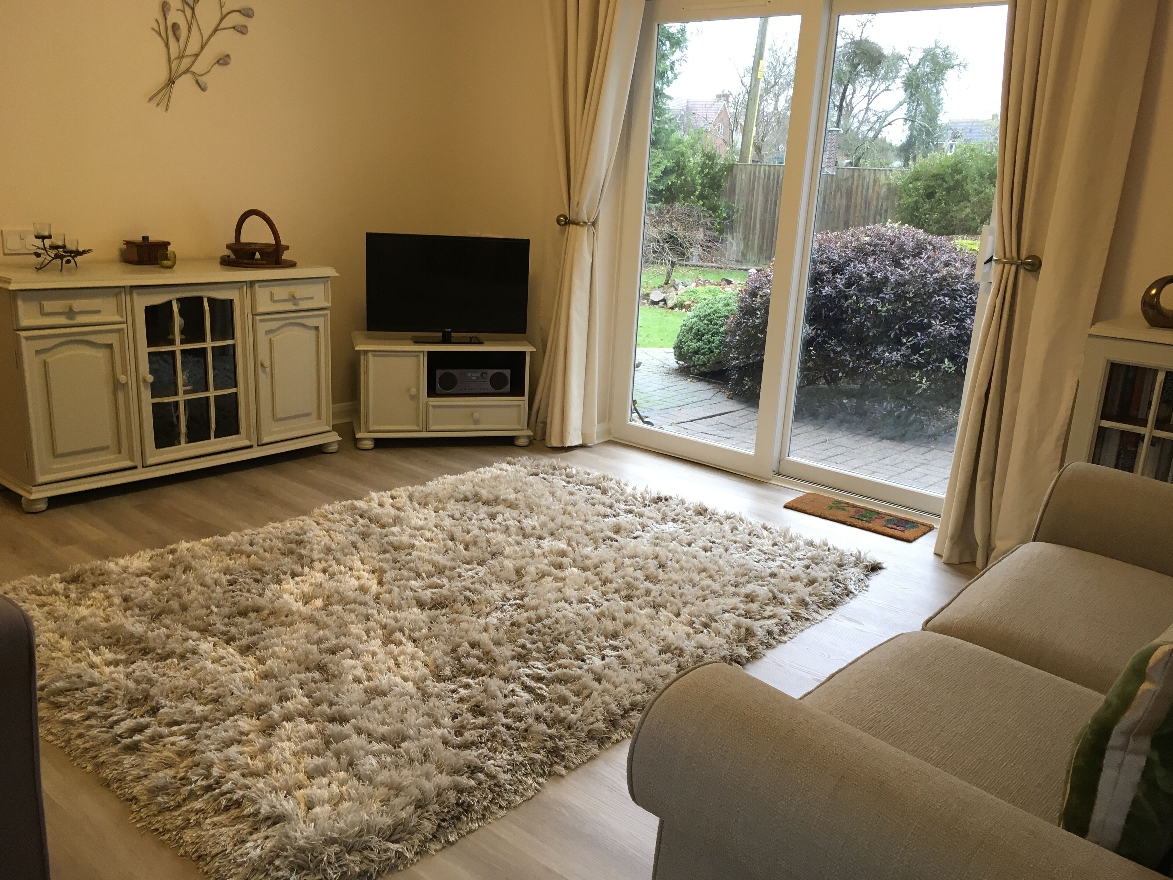 Tv, dvd-spelare, böcker och ett filmbibliotek