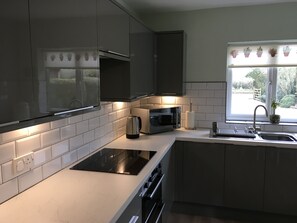 冷蔵庫、電子レンジ、オーブン、コンロ