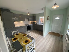 冷蔵庫、電子レンジ、オーブン、コンロ