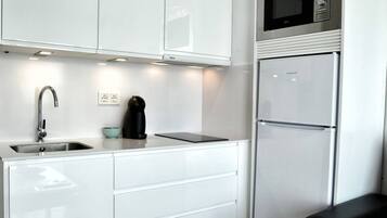 Een microgolfoven, een kookplaat, een koffiezetapparaat/waterkoker