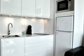 Microondas, placa de cocina, cafetera o tetera y tostadora