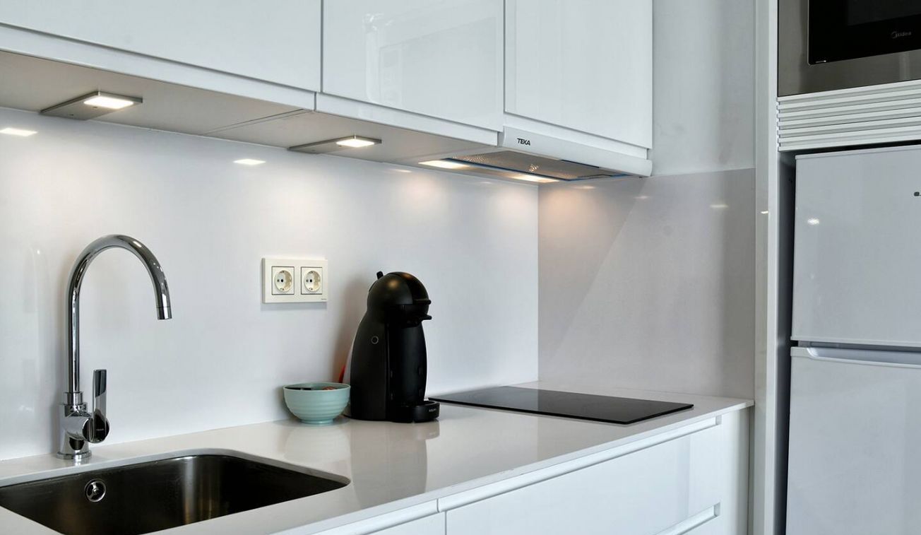 Mikrobølgeovn, kokeplater, kaffetrakter/tekoker og brødrister