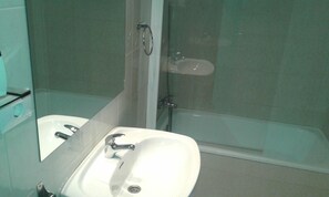 Triple Room | Bathroom - Hostal Neus (Alcala de Xivert)