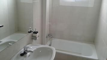 Combined shower/bathtub, bidet, towels