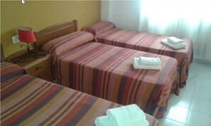 Minibar, wifi gratis y ropa de cama