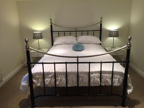 1 bedroom, iron/ironing board, Internet, bed sheets - 1 bedroom courtyard apartment, Central Cheltenham (Cheltenham)