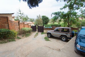 Parking - Golf Eden Guest House (Kigali)