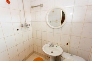 Dusche, Regendusche, kostenlose Toilettenartikel, Handtücher