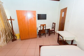 Minibar, Schreibtisch, kostenloses WLAN