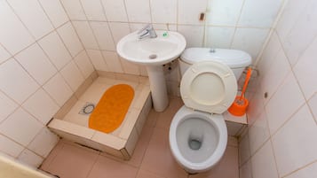 Shower, rainfall showerhead, free toiletries, towels