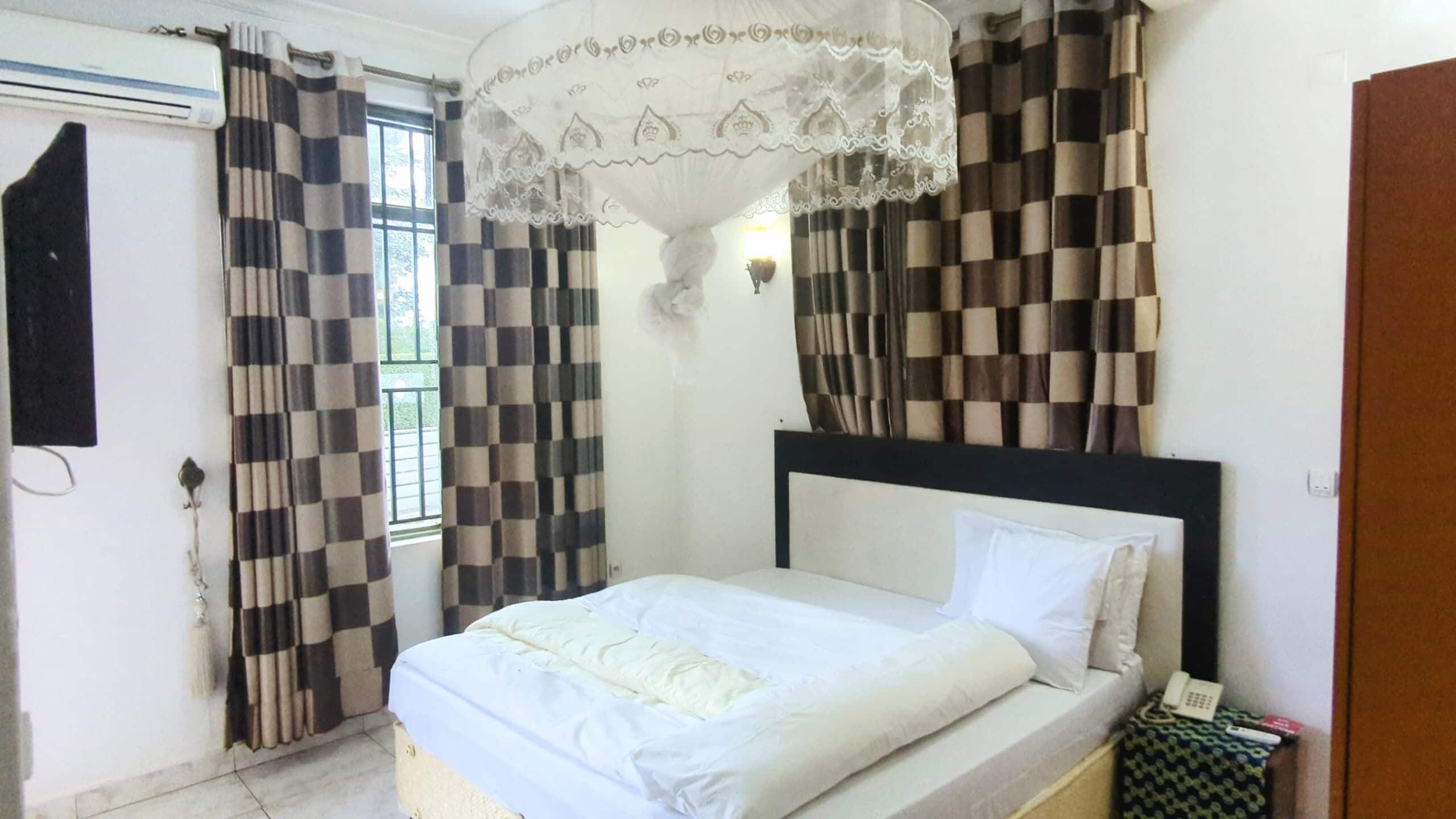 Doppia Standard | Postazione laptop