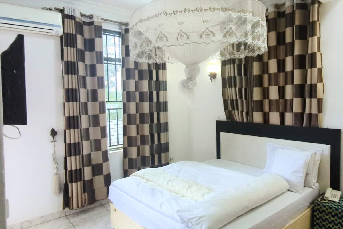 Standaard tweepersoonskamer | Een laptopwerkplek