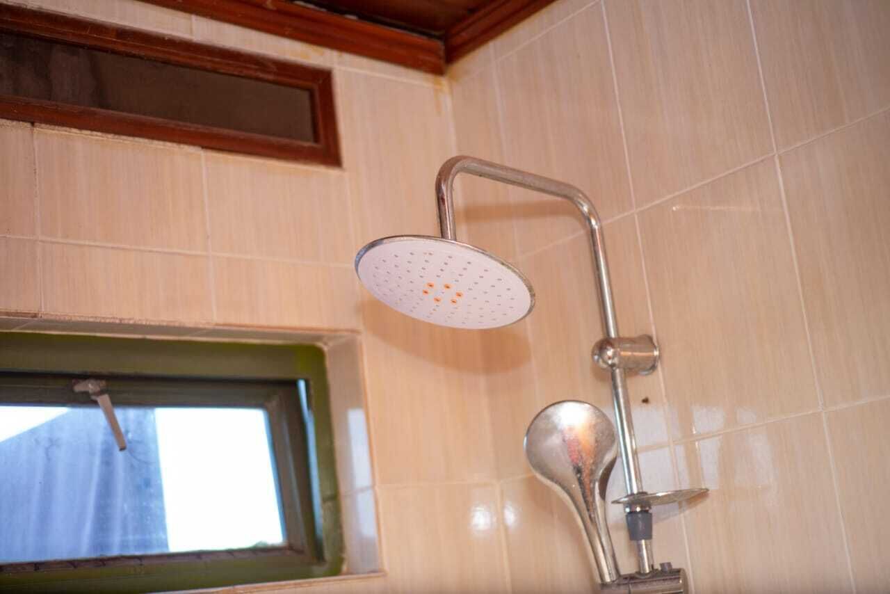 Combined shower/tub, rainfall showerhead, free toiletries, towels