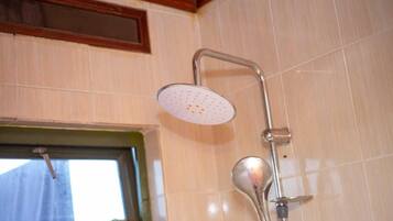 Combined shower/tub, rainfall showerhead, free toiletries, towels