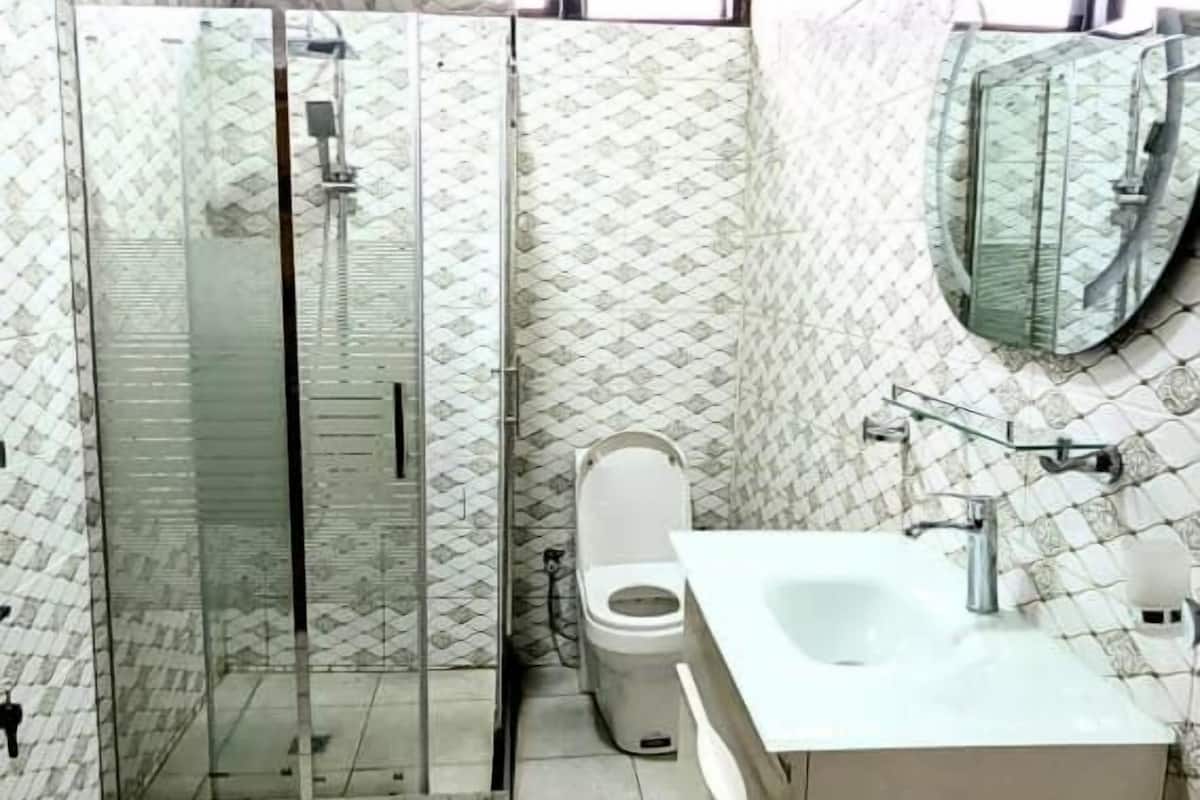 combined shower/bathtub, rainfall showerhead, free toiletries, towels