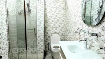 Duschwanne, Regendusche, kostenlose Toilettenartikel, Handtücher