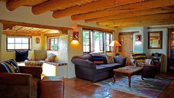 Televisión, chimenea y reproductor de DVD