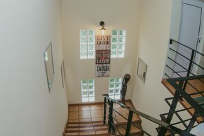 المنشأة من الداخل