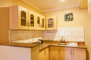 Executive Suite | Private kitchenette - Sophies Signature Suites (Entebbe)