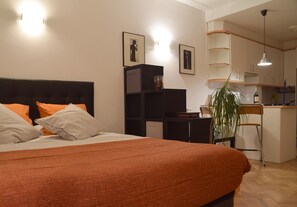 Een strijkplank/strijkijzer, wifi, beddengoed, rolstoeltoegang