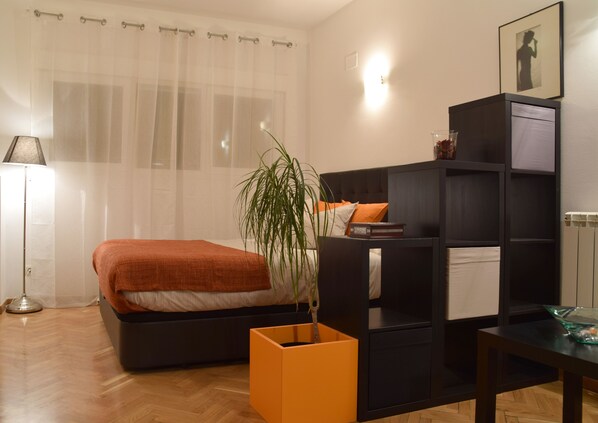 Een strijkplank/strijkijzer, wifi, beddengoed, rolstoeltoegang