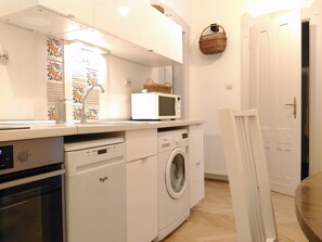 ثلاجة، ميكروويف، فرن، موقد طهي مسطح