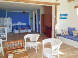 Zimmersafe, kostenloses WLAN, Bettwäsche