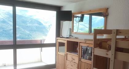 Abfahrt auf Skiern auf einer grünen Piste. Volle Sonne auf der Terrasse