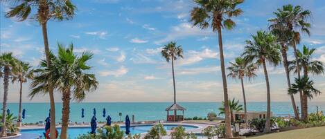 حمّام سباحة مُدفَّأ