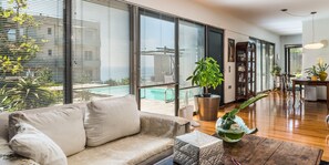 Design-Villa, 2 Schlafzimmer, eigener Pool, Poolblick | Wohnbereich