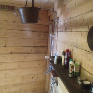 Regadera, secadora de cabello, toallas 