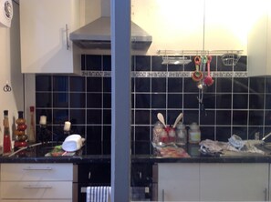 Een koelkast, een magnetron, een oven, een kookplaat