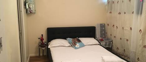 1 slaapkamer, een strijkplank/strijkijzer, reisbedje, gratis wifi