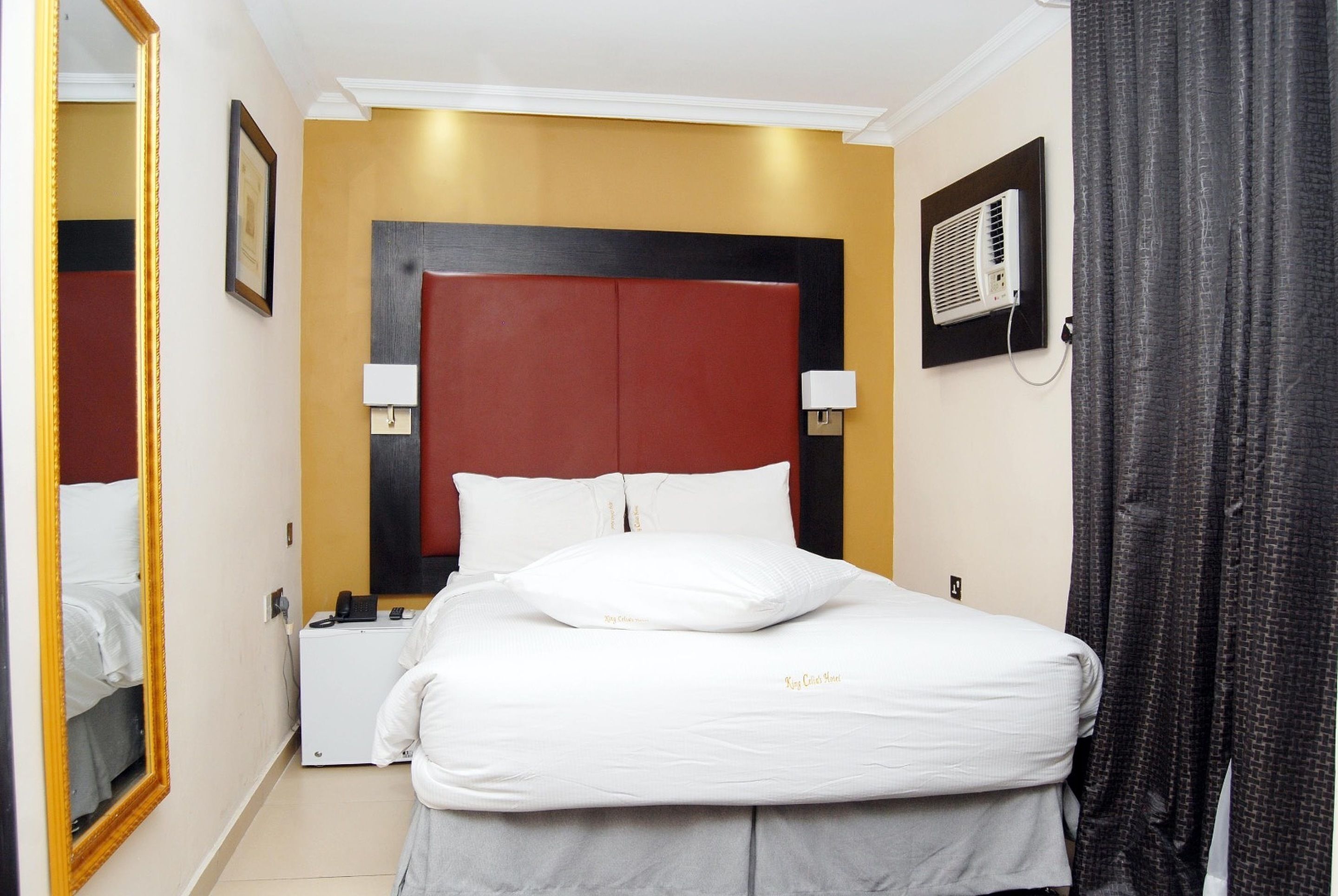 Caja de seguridad en la habitación, cortinas blackout y ropa de cama 