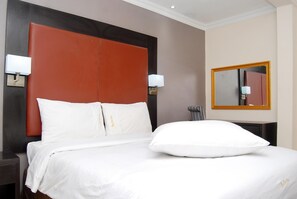 セーフティボックス (室内)、遮光カーテン、ベッド  シーツ